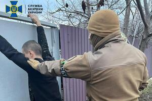 За даними слідства, чоловік допомагав окупантам організувати вивезення зерна з Харківської області