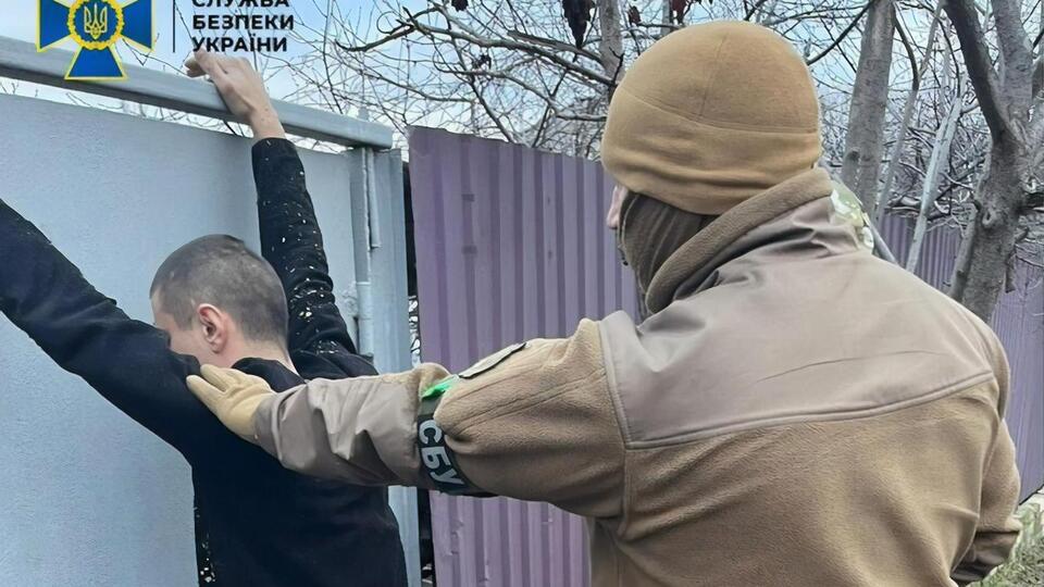 За даними слідства, чоловік допомагав окупантам організувати вивезення зерна з Харківської області