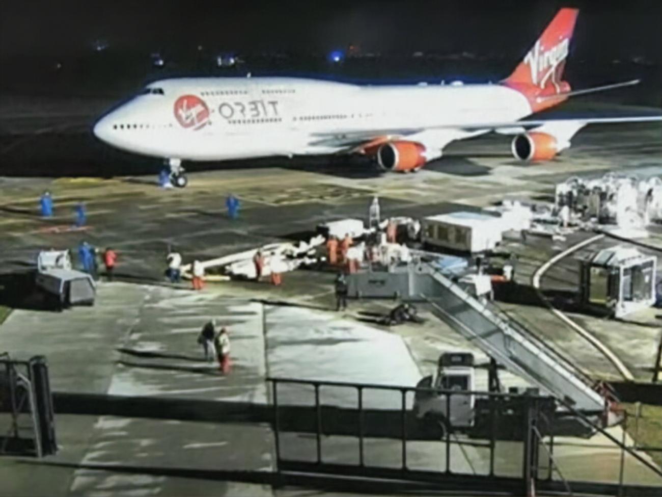 У межах місії літак-носій Boeing 747 разом із закріпленою на ньому космічною ракетою LauncherOne успішно піднявся в повітря