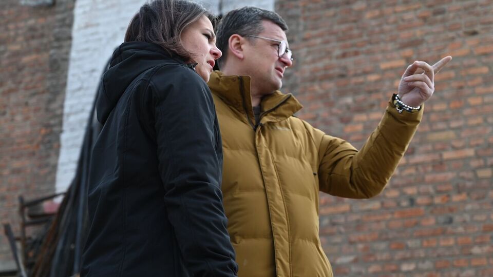 Бербок (на фото она с Кулебой) совершила неанонсированный визит в Харьков