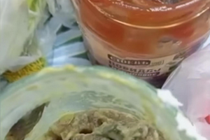 Росіянка показала, який вигляд мають інгредієнти для її ролів