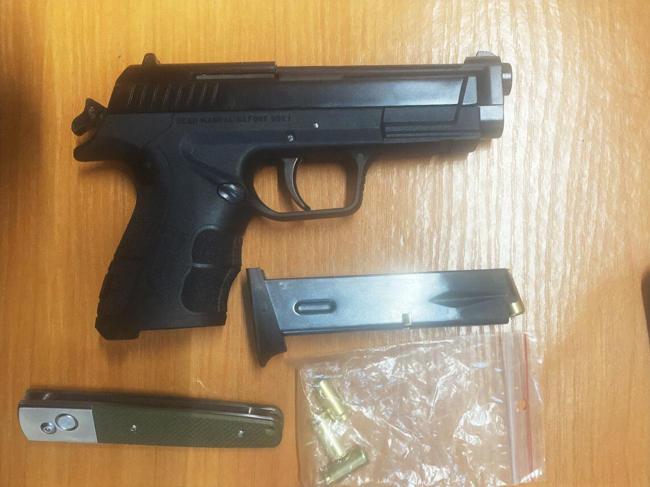 Чоловіка й вилучену зброю передали поліції