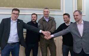 Кличко показал мерам четырех европейских городов разрушенные от российских обстрелов здания