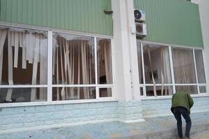 В здании университета выбило окна