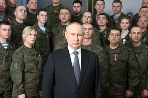 Путин записал новогоднее обращение на фоне группы людей в военной форме. Аналитики обратили внимание на состояние политика и на то, что он кашлял