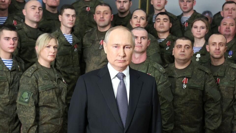 Путин записал новогоднее обращение на фоне группы людей в военной форме. Аналитики обратили внимание на состояние политика и на то, что он кашлял