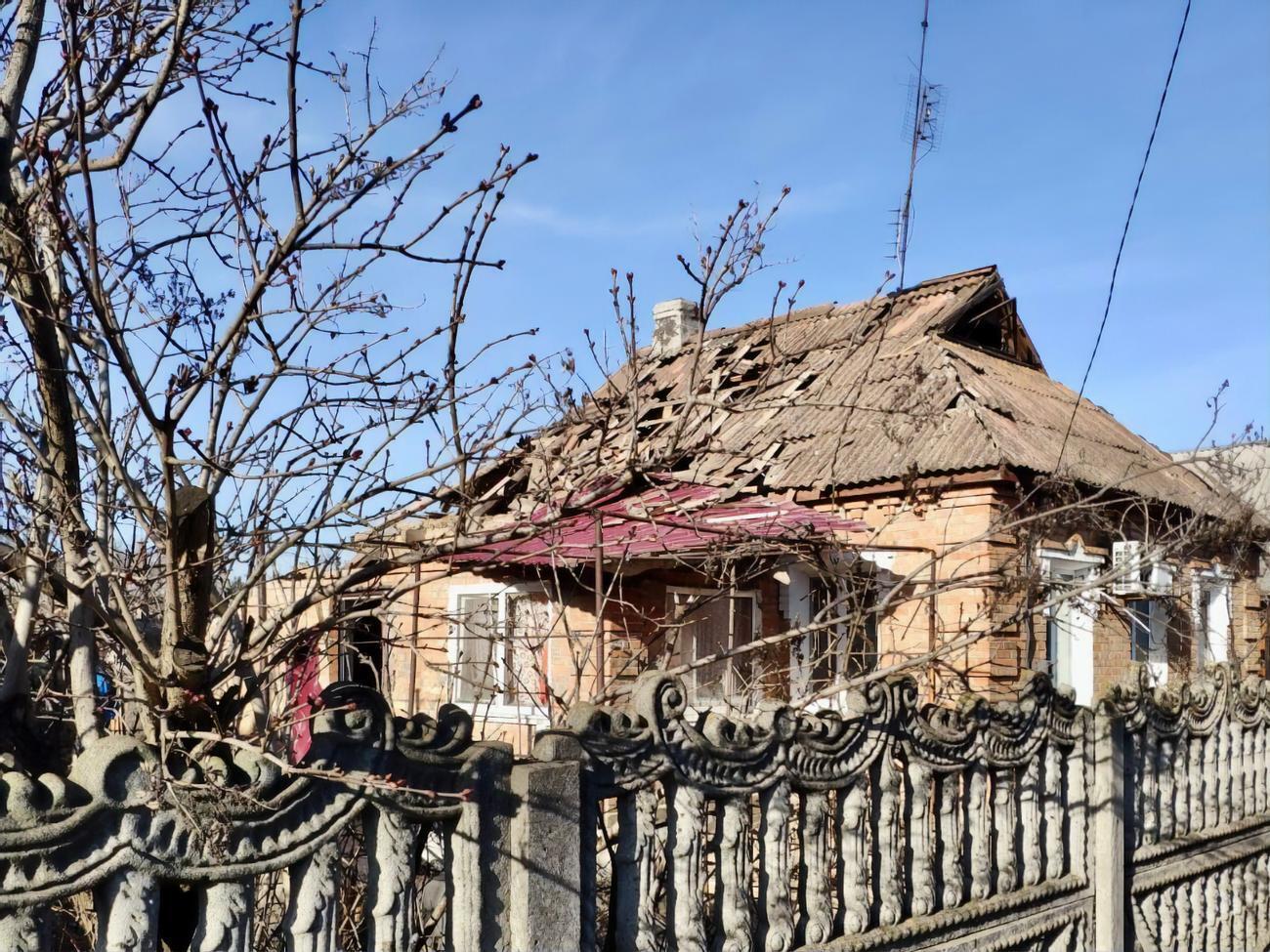 В результате обстрела повреждено несколько частных домов и хозяйственных построек