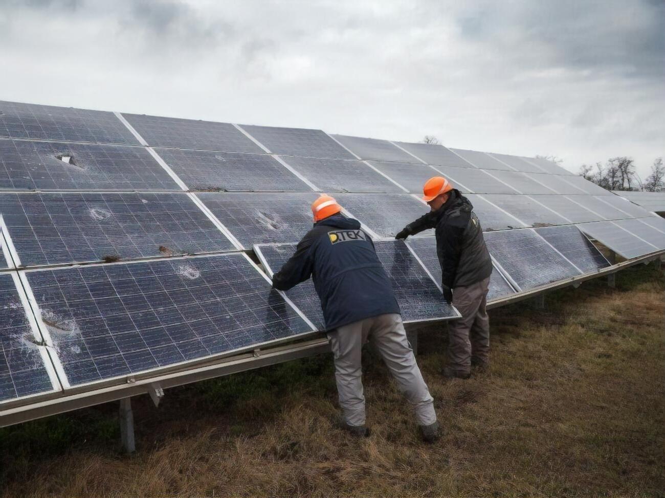 До момента освобождения Вооруженными силами Украины станция попадала под российские обстрелы, часть солнечных панелей украли российские военные