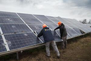 До звільнення Збройними силами України станція потрапляла під російські обстріли, частину сонячних панелей украли російські військові
