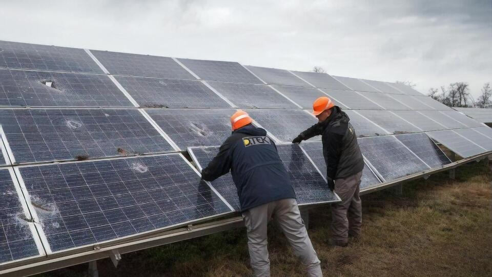 До звільнення Збройними силами України станція потрапляла під російські обстріли, частину сонячних панелей украли російські військові