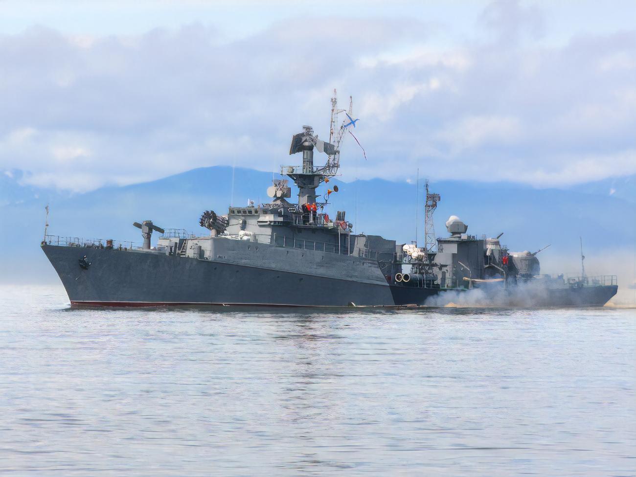 В Азовському й Чорному морях стоїть по два кораблі РФ