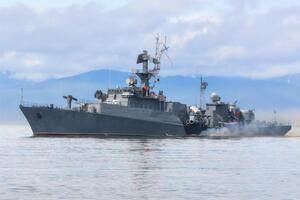 В Азовському й Чорному морях стоїть по два кораблі РФ