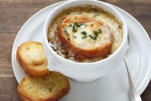 Луковый суп запекается в духовке