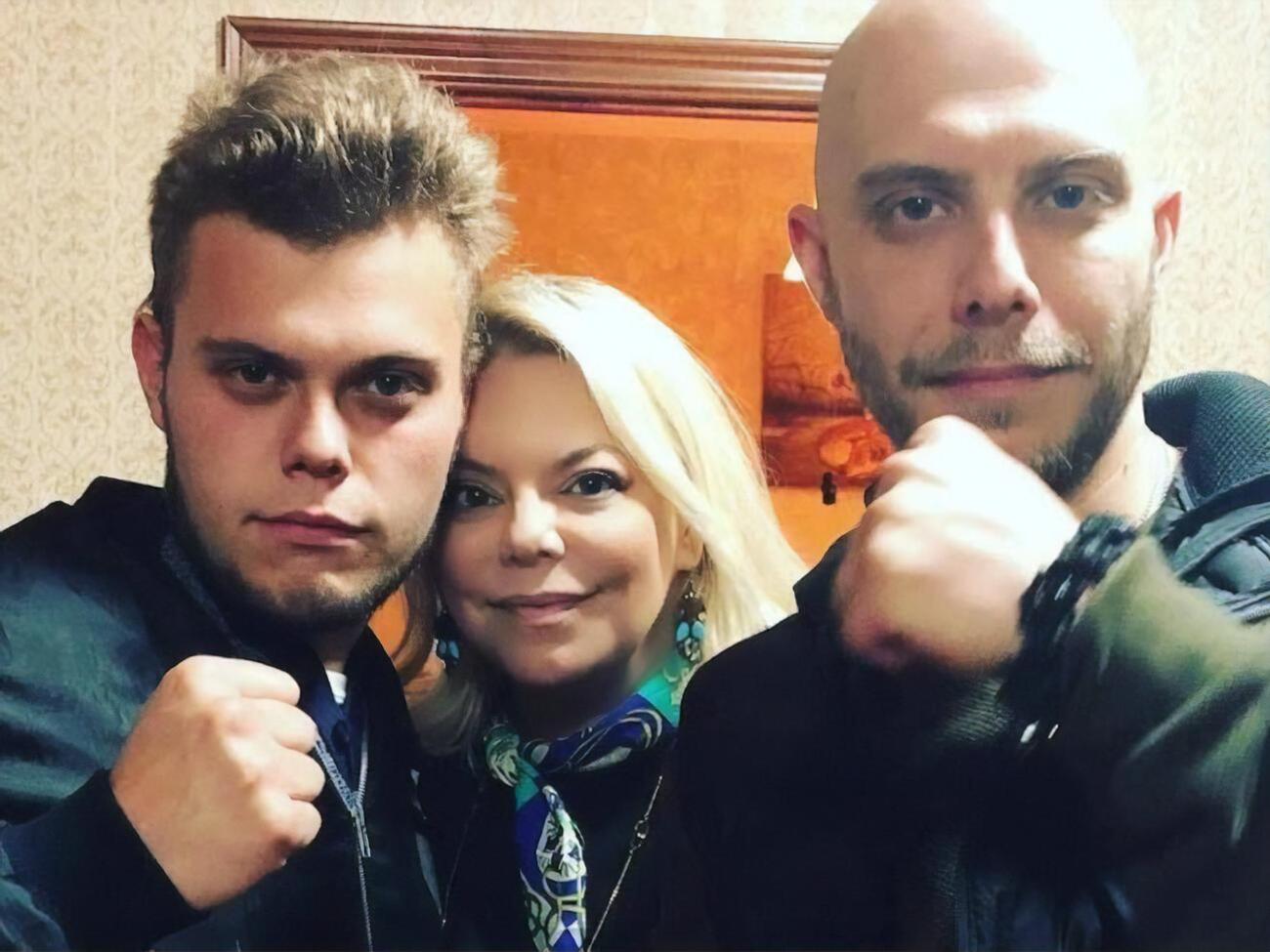 У Поплавської двоє синів. На війну вирушив старший (на фото праворуч)