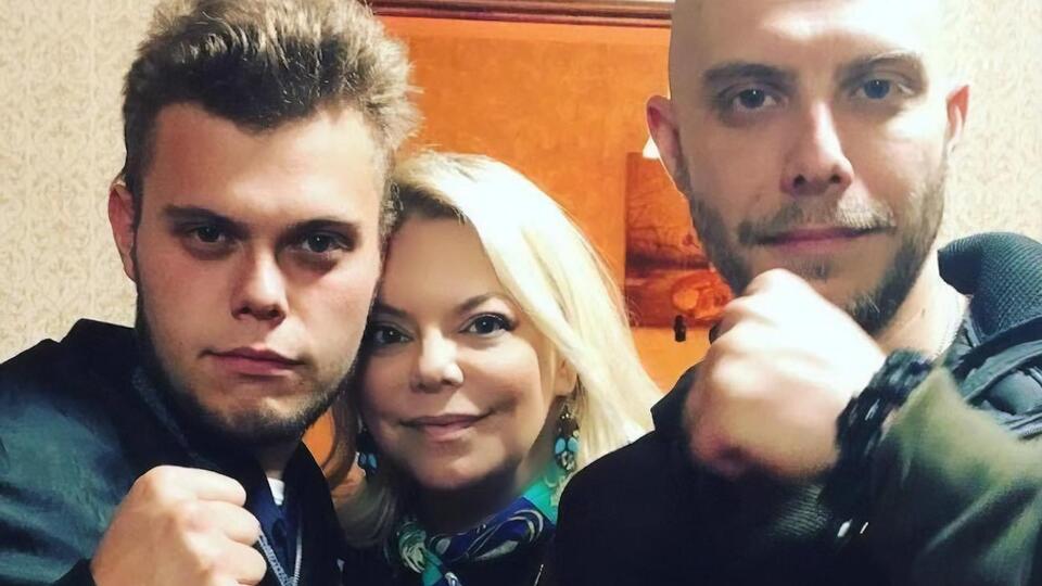 У Поплавської двоє синів. На війну вирушив старший (на фото праворуч)