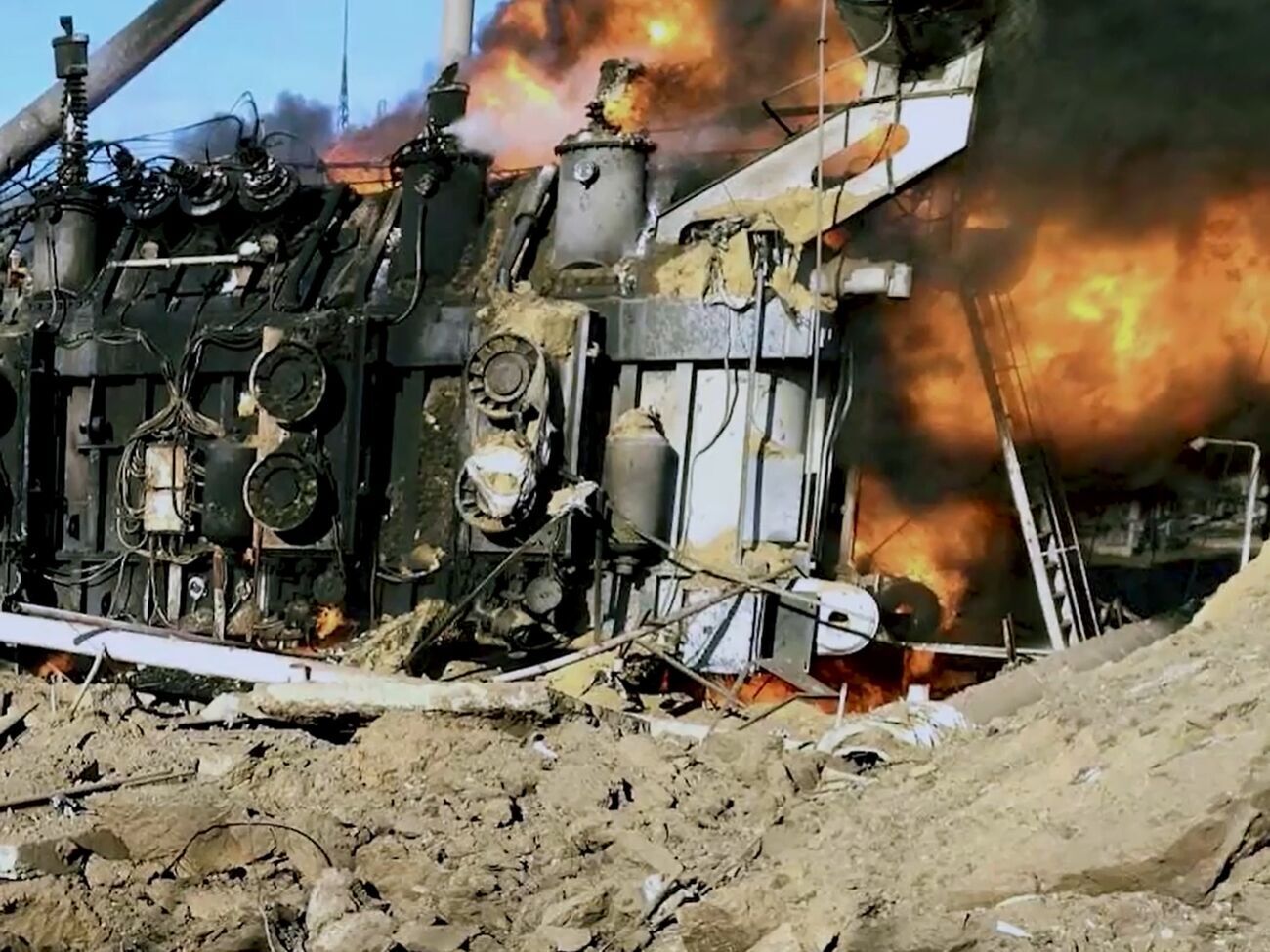 Вісім годин рятувальники приборкували пожежу на об'єкті, який забезпечував світлом промисловість і домівки українців, зазначили в "Укренерго"
