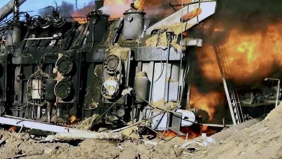 Вісім годин рятувальники приборкували пожежу на об'єкті, який забезпечував світлом промисловість і домівки українців, зазначили в "Укренерго"