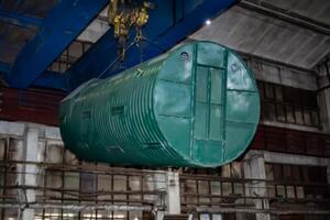 Такое модульное укрытие, углубленное на 1,5 метра под землю, может выдержать обстрел 155-миллиметровыми снарядами, заявляют в "Метинвесте"