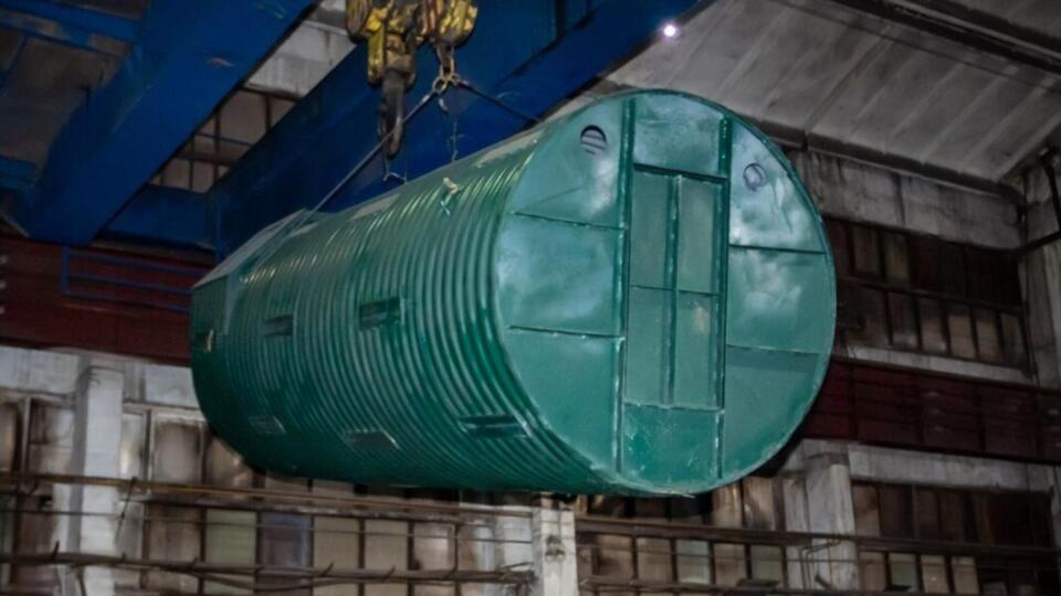 Такое модульное укрытие, углубленное на 1,5 метра под землю, может выдержать обстрел 155-миллиметровыми снарядами, заявляют в "Метинвесте"