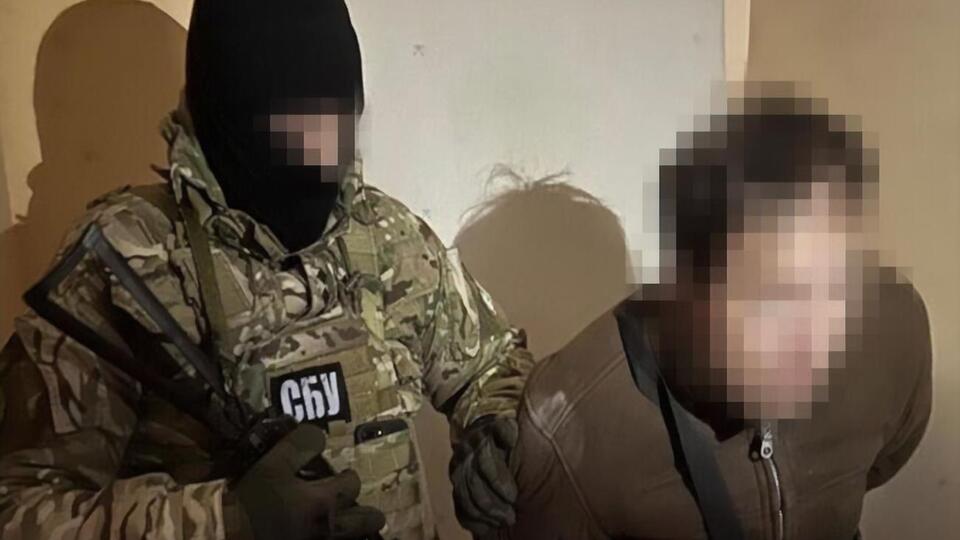 Чоловіка затримали під час спроби зібрати закриті відомості про українські військові бази, зазначили у СБУ