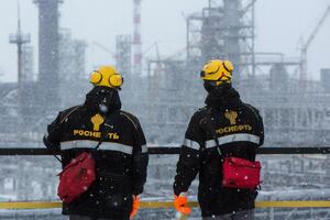Цивільний спецодяг із логотипами "Роснефти" призначений для підрозділів армії РФ у Волноваському районі