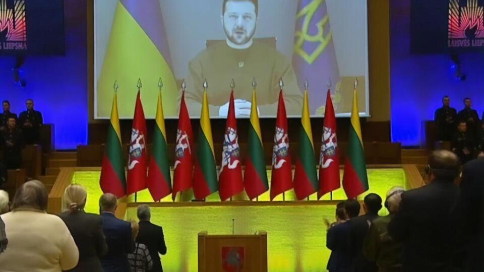 Зеленский дистанционно получил премию от литовского Сейма