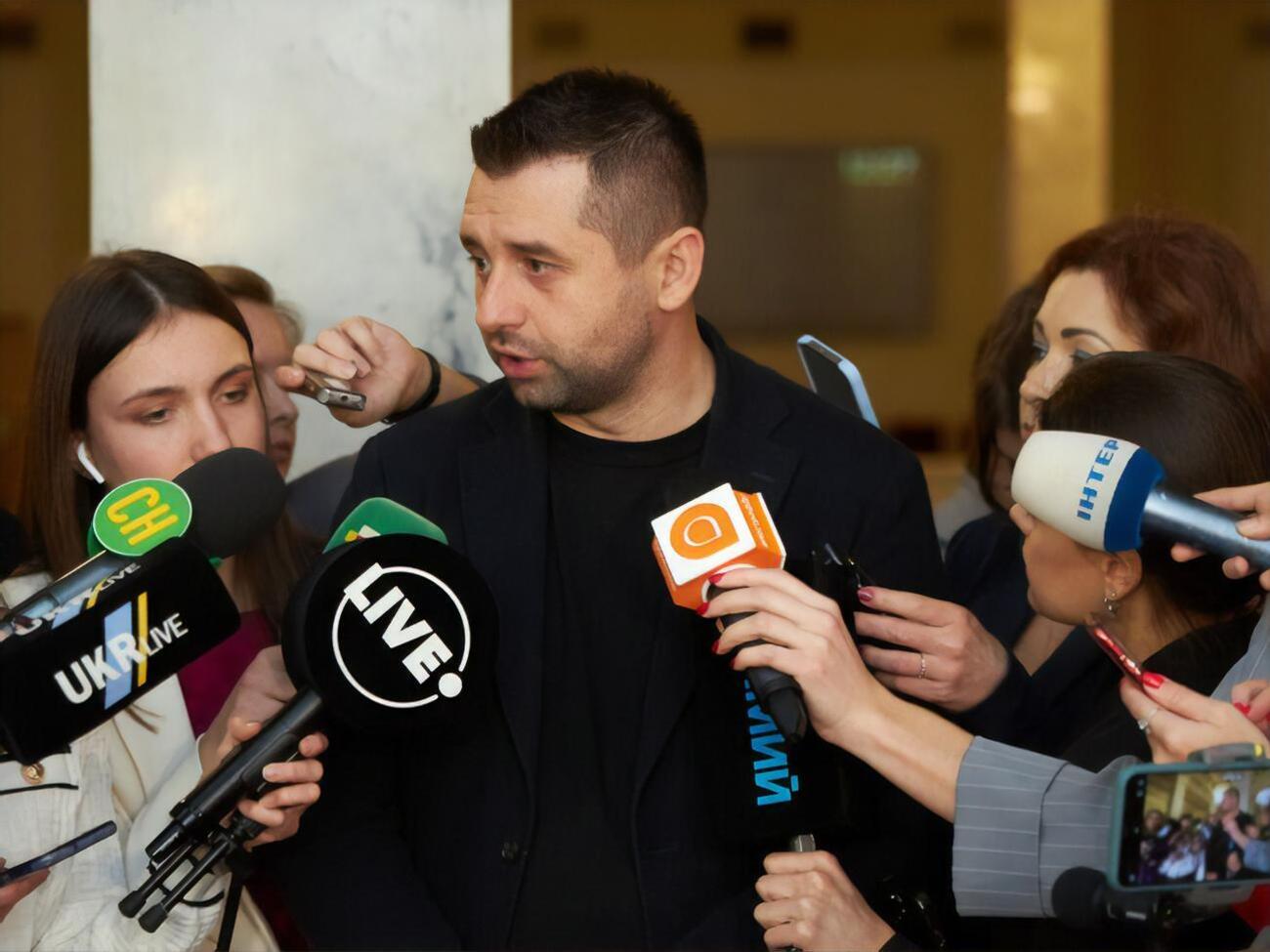 По подсчетам Арахамии, потеряли мандаты шесть нардепов от ОПЗЖ и четыре &ndash;&nbsp;"с их политической орбиты"