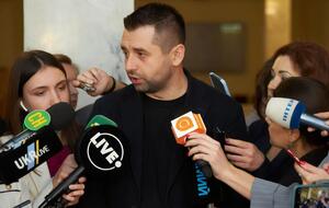 По подсчетам Арахамии, потеряли мандаты шесть нардепов от ОПЗЖ и четыре – "с их политической орбиты"