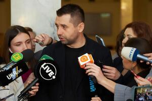 По подсчетам Арахамии, потеряли мандаты шесть нардепов от ОПЗЖ и четыре – "с их политической орбиты"