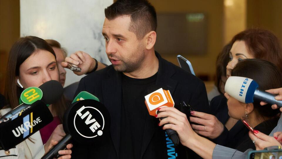 По подсчетам Арахамии, потеряли мандаты шесть нардепов от ОПЗЖ и четыре – "с их политической орбиты"