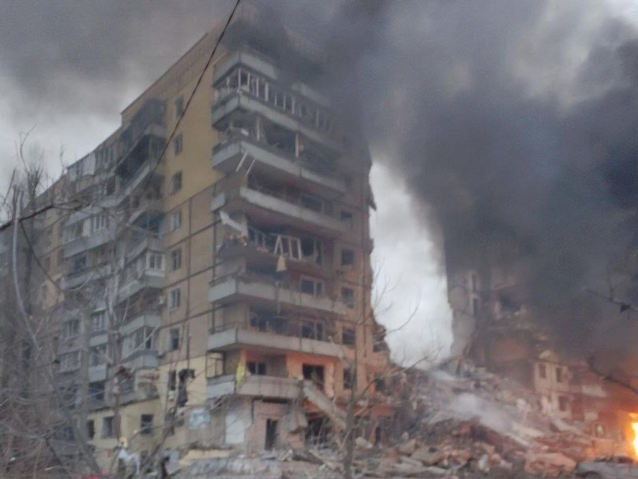 Российская ракета попала в многоэтажный дом в Днепре