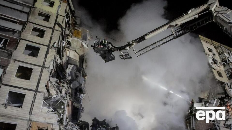 Завали будинку у Дніпрі розбирає понад 100 рятувальників