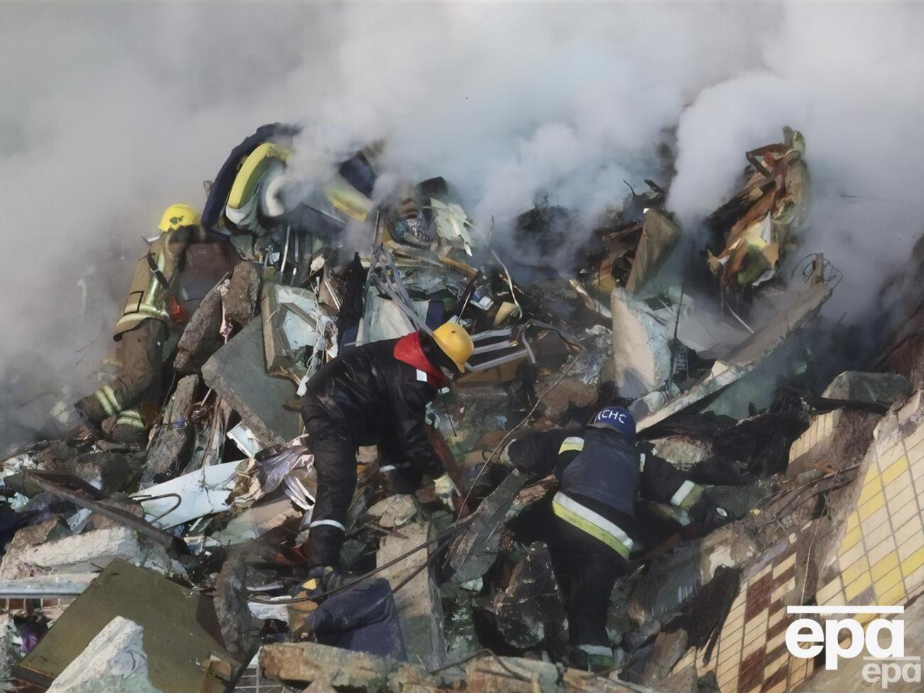 На месте обрушения работают спасатели
