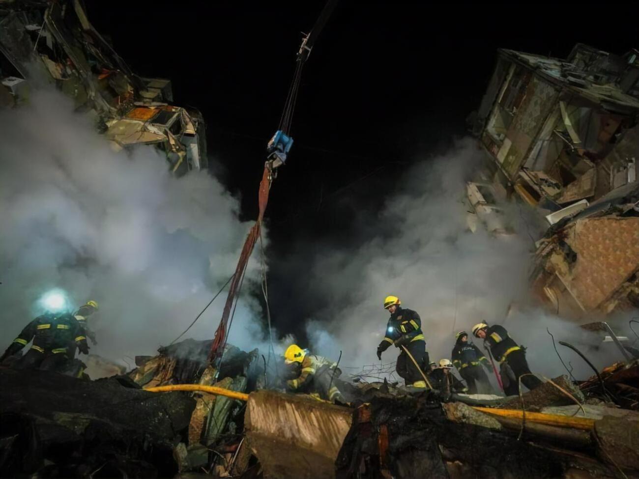 Разбор завалов на месте обстрела продолжается
