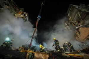 Разбор завалов на месте обстрела продолжается