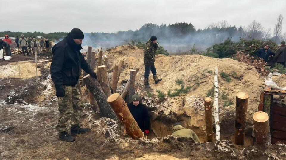 Жители Ровенской области ежедневно приходят копать противотанковые рвы, а также помогают делать соответствующие ограждения и фортификационные сооружения, отметили в ОВА