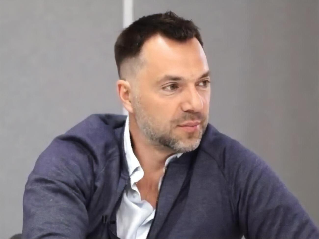 Версию о том, что ракету в Днепре сбили, Арестович получил от "товарища, бывшего ПВОшника", который шел по улице в момент прилета