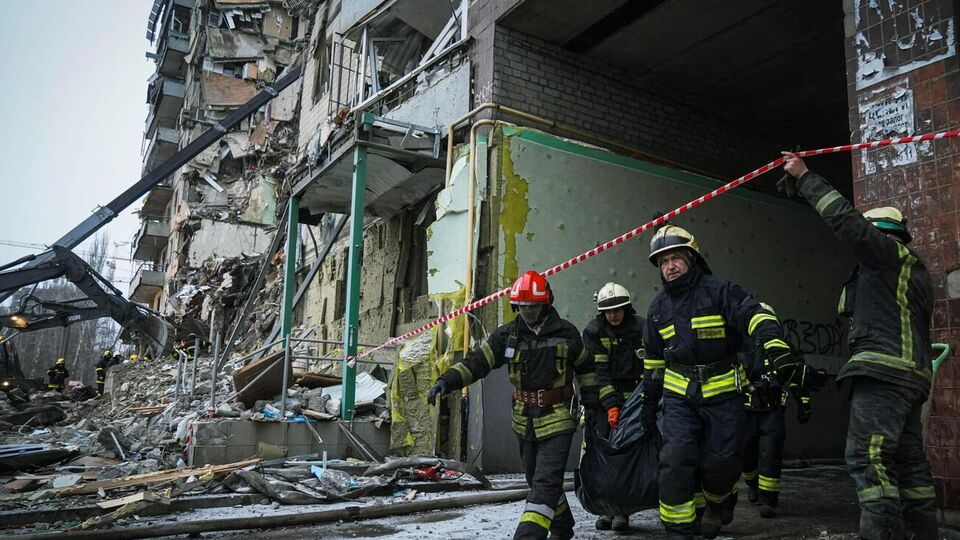 У Дніпрі внаслідок ракетного обстрілу РФ по багатоповерховому будинку попередньо зруйновано 72 квартири та пошкоджено понад 230 квартир, зазначили у ДСНС