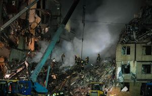 Рятувальники й далі розбирати завали під'їзду, у який влучила російська ракета