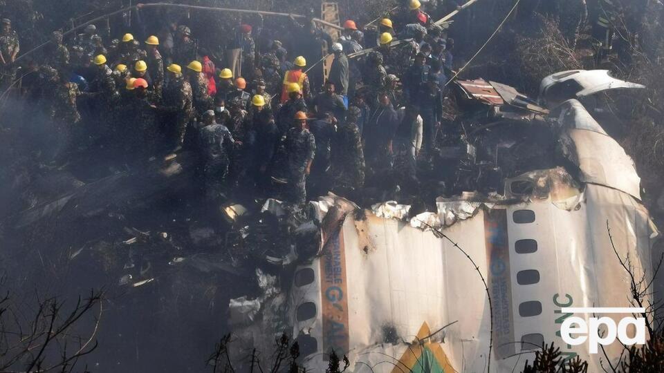 Літак розбився неподалік Покхари, рятувальники виявили тіла 68 загиблих