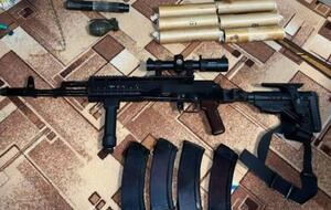 Во время обысков у фигуранта изъят арсенал оружия, включая автоматы, гранаты, гранатометы, тротил и окопные снаряды