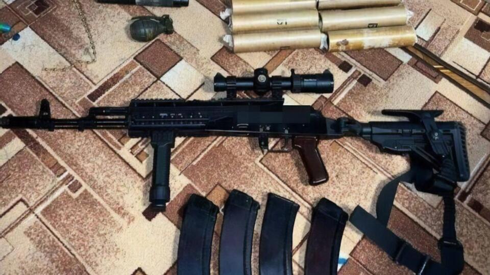 Під час обшуків у фігуранта вилучено арсенал зброї, зокрема автомати, гранати, гранатомети, тротил й окопні снаряди