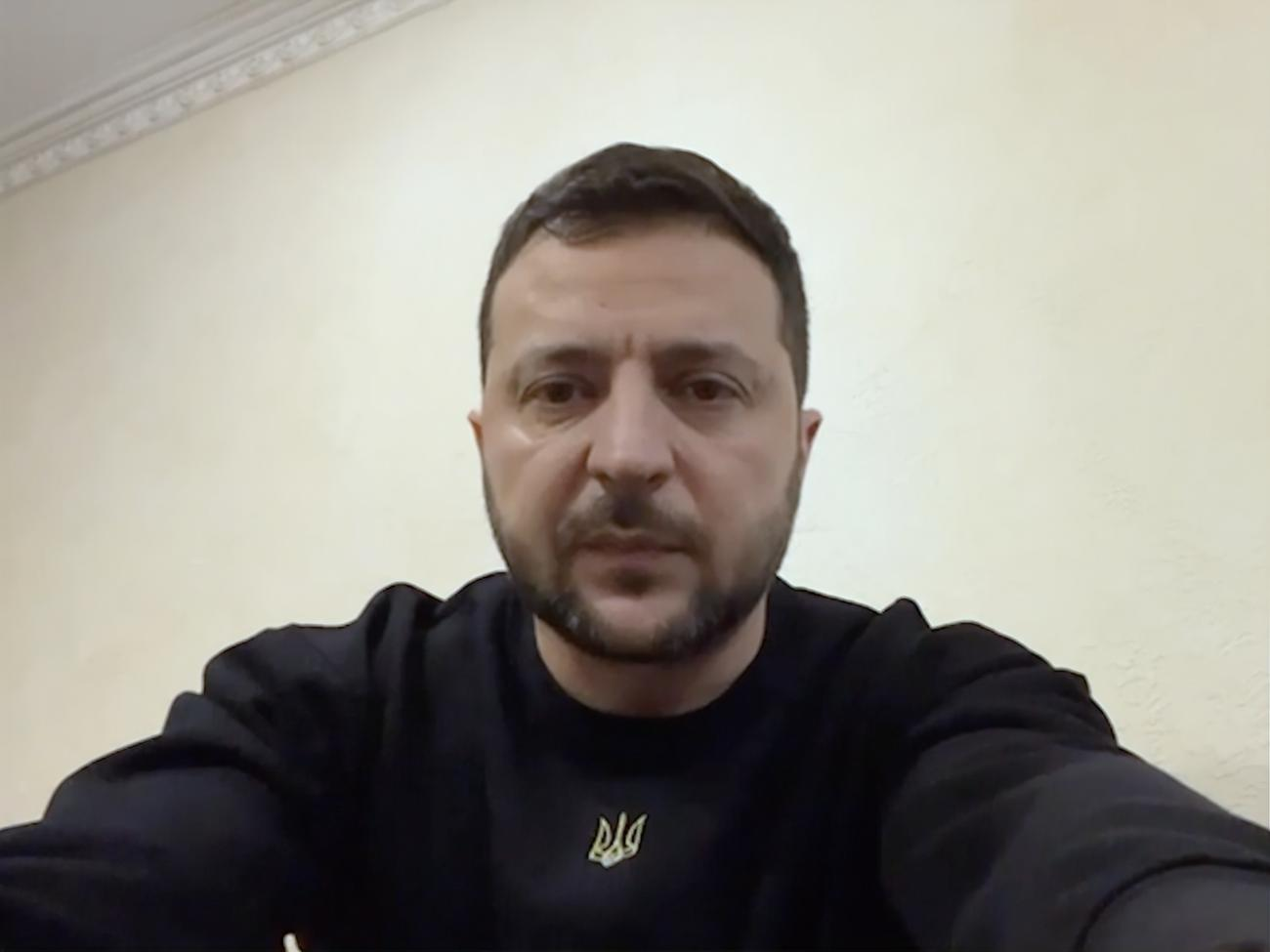 Зеленський: Кожен день&nbsp;української стійкості на Донбасі і кожен наш успіх в обороні там&nbsp;&ndash; це життєво важливі здобутки для захисту всієї нашої держави