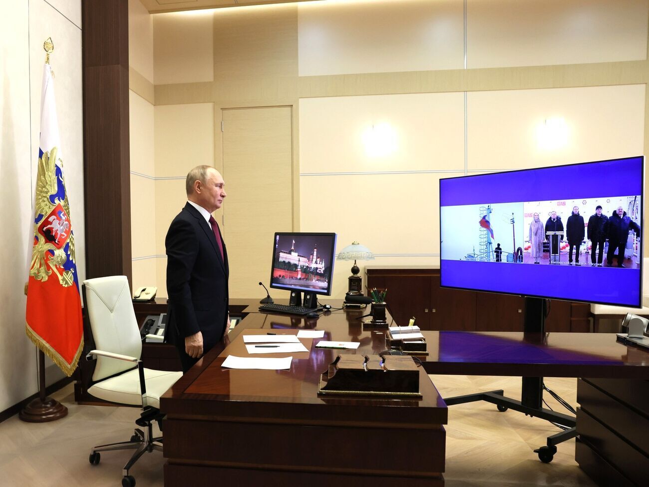 Шейтельман считает, что кадры, как Путин встает перед телевизором на колесиках во время гимна, могли снимать только сотрудники ФСБ