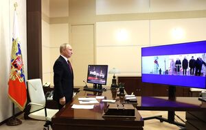 Шейтельман считает, что кадры, как Путин встает перед телевизором на колесиках во время гимна, могли снимать только сотрудники ФСБ