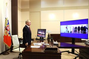 Шейтельман вважає, що кадри, як Путін встає перед телевізором на коліщатках під час гімну, могли знімати лише співробітники ФСБ