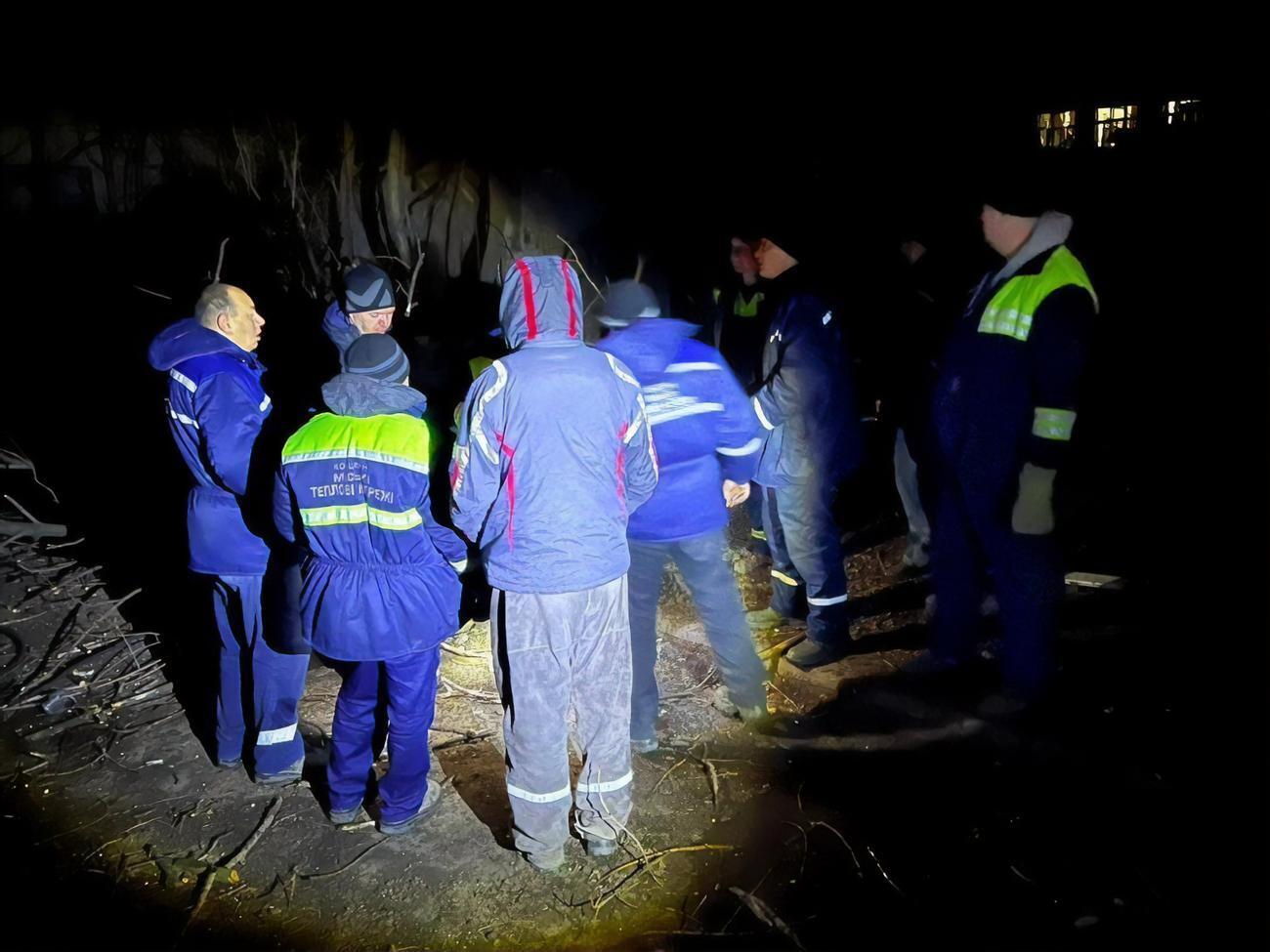 На місці прильоту працюють рятувальники ДСНС, медики й комунальники