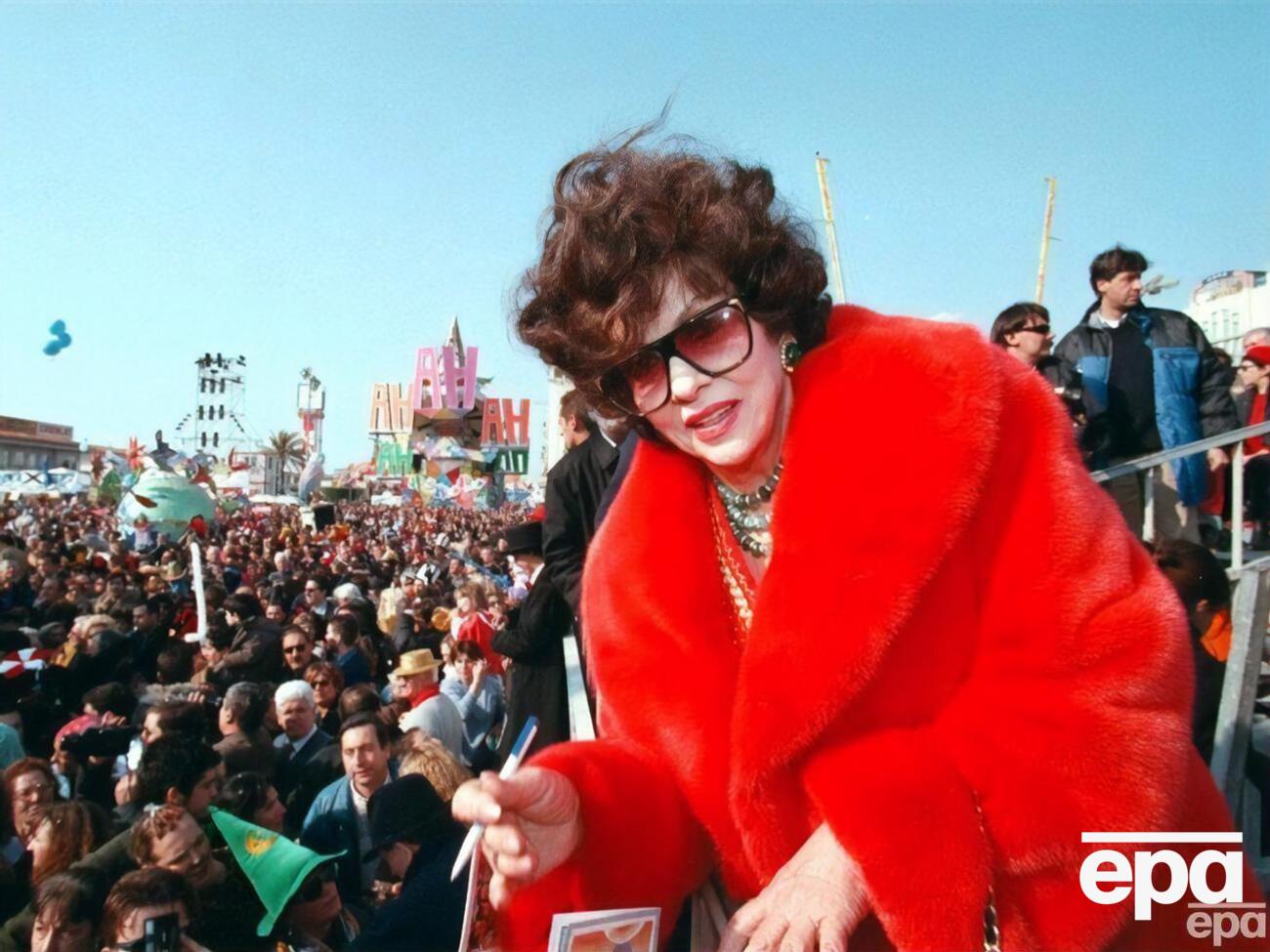 Лоллобриджида родилась в 1927 году в Италии