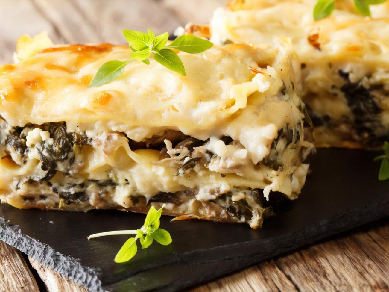 Лазанью можно приготовить, используя магазинное тесто