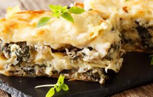 Лазанью можно приготовить, используя магазинное тесто